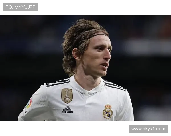 在中场控制下莫德里奇与克罗斯传导节奏出现分化趋势