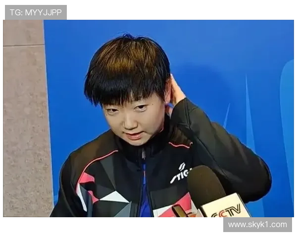 孙颖莎上场前照镜子那一刻，根本不像刚打完全运会的孩子啊！