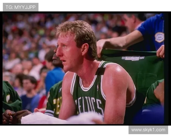 拉里·伯德背身单打对抗魔术师精准制导，高效拉开队内得分差距