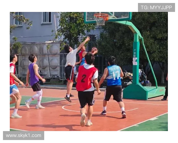 篮球比赛中球卡在篮筐上该如何处理,规则详解 篮球比赛中球卡在篮筐上该如何处理,规则详解