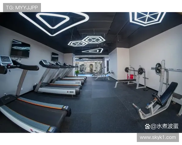 郭昊文这自律程度，凌晨四点健身房打卡是人干的事？